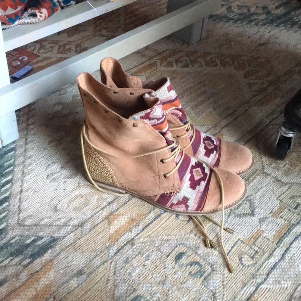 Th Sak tribal print booties